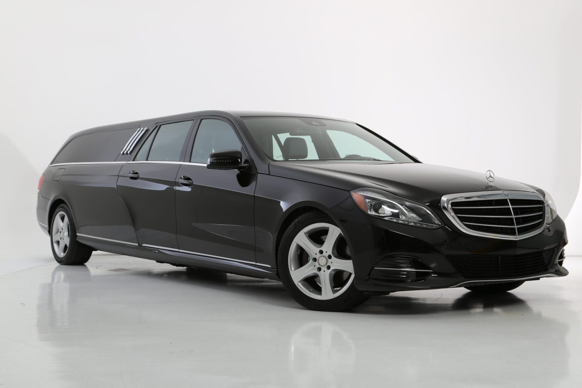 Mercedes Benz S-Class Hearse Limousine - Exterior Photo #4