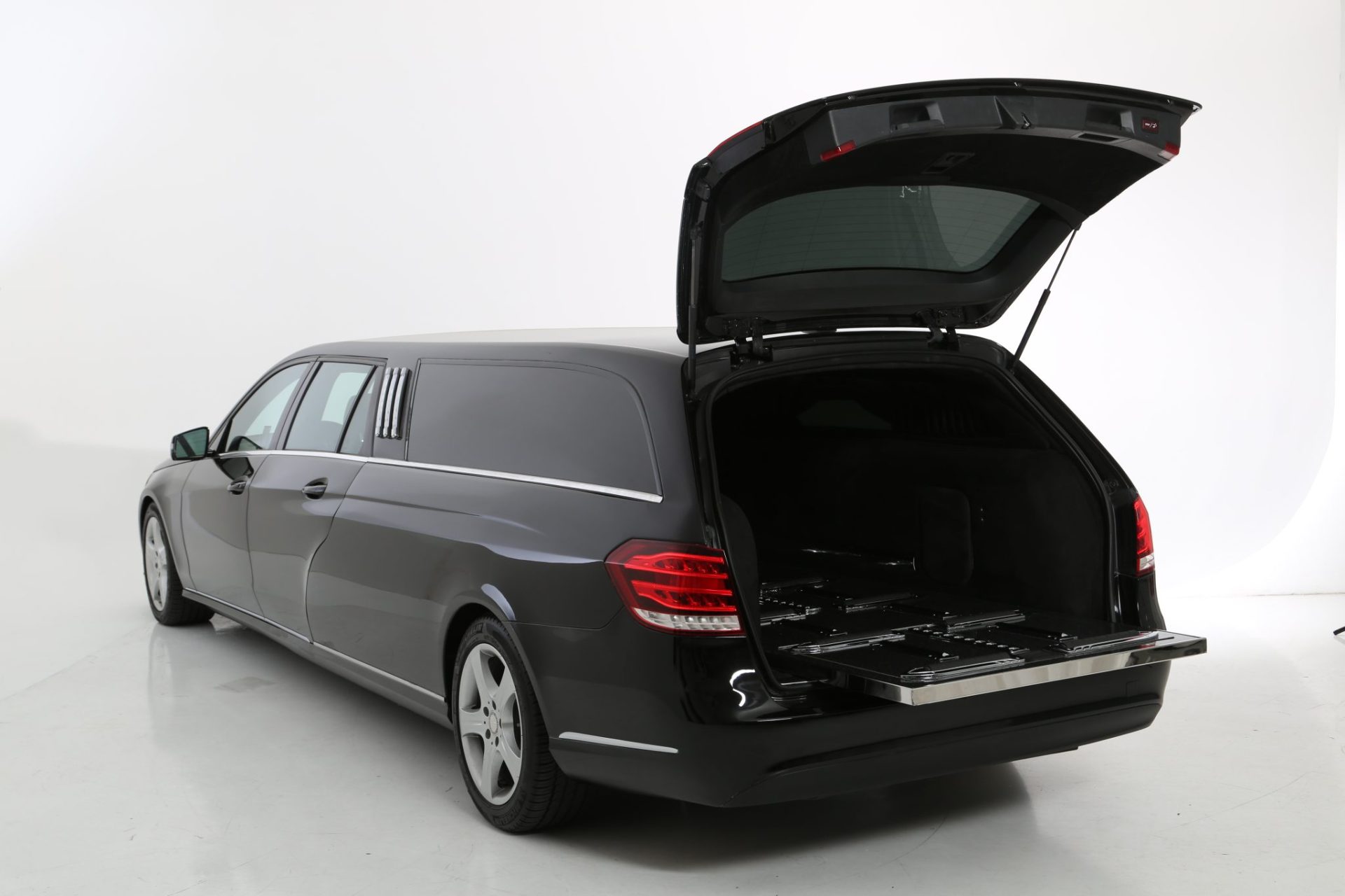 Mercedes Benz S-Class Hearse Limousine - Exterior Photo #15