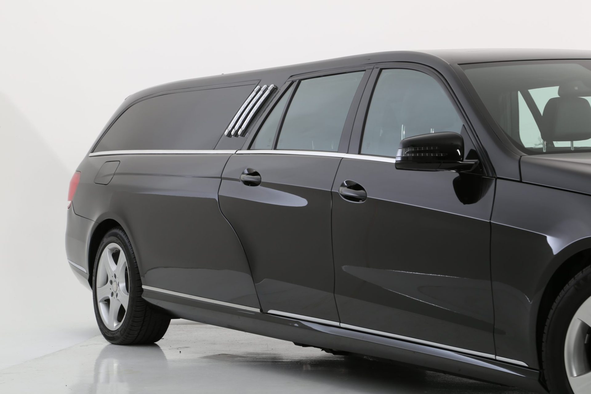 Mercedes Benz S-Class Hearse Limousine - Exterior Photo #29