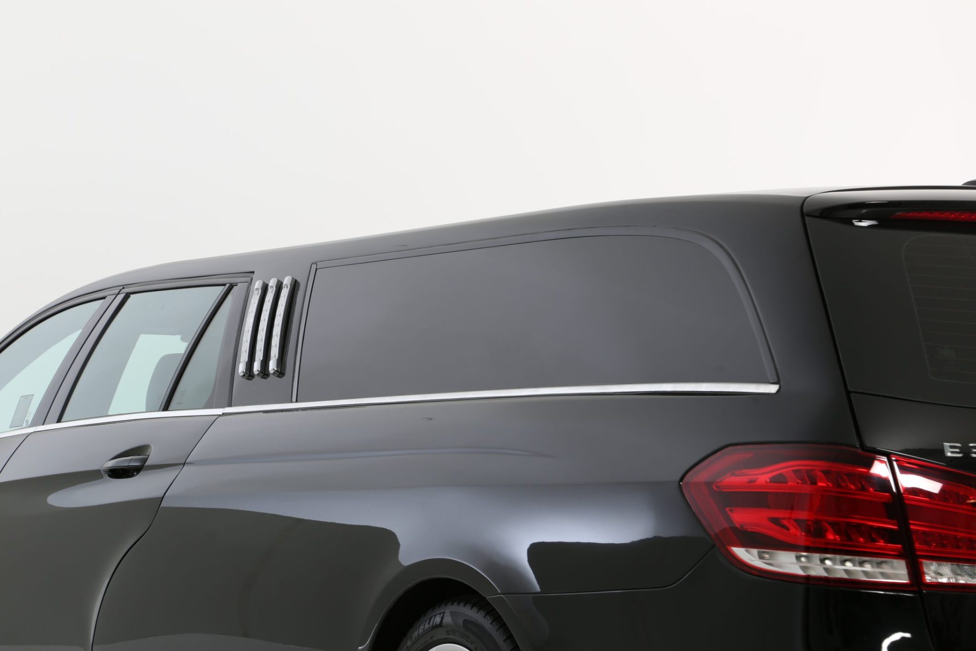 Mercedes Benz S-Class Hearse Limousine - Exterior Photo #36