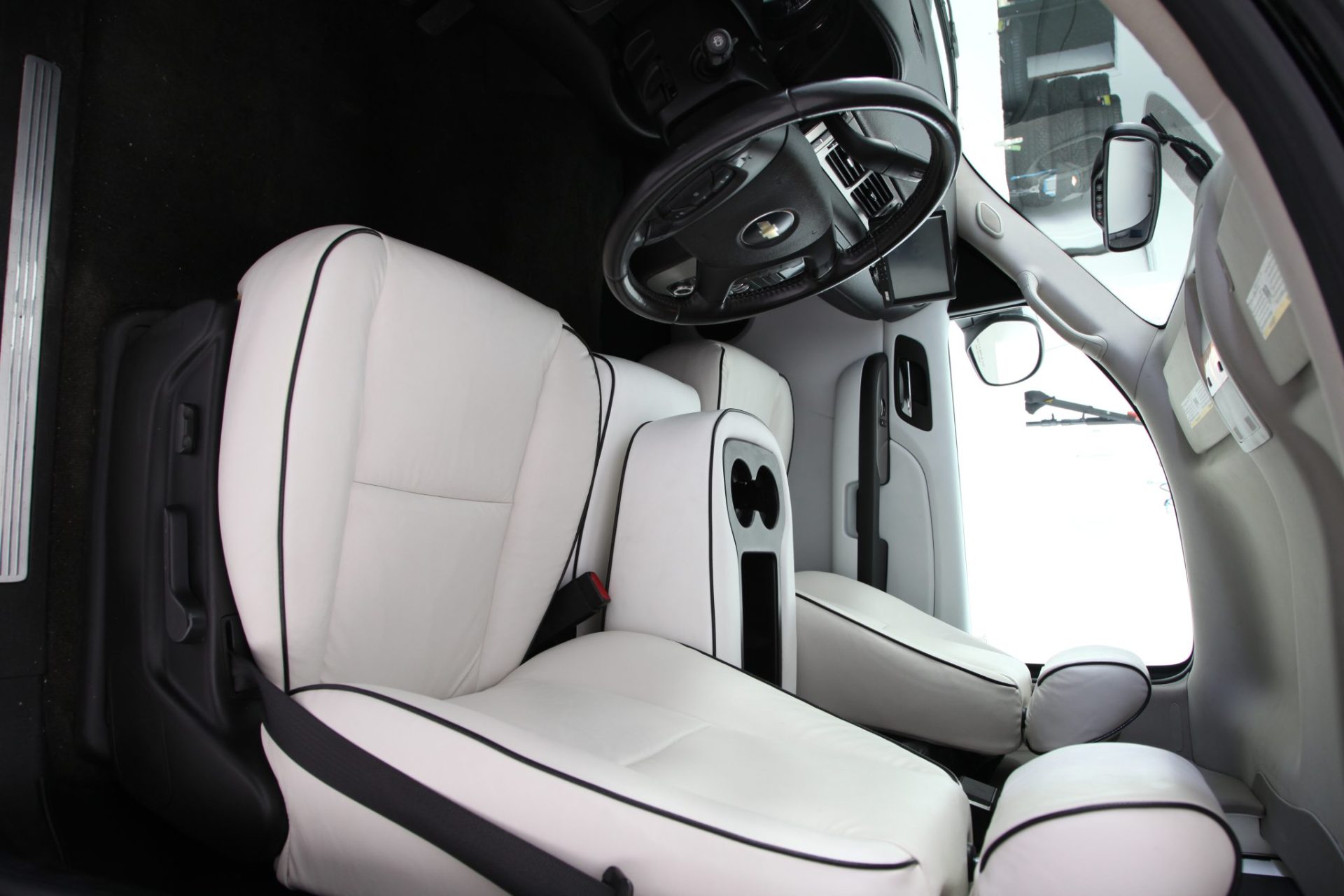 Asanti CEO Mobile Office Limousine - Interior Photo #1