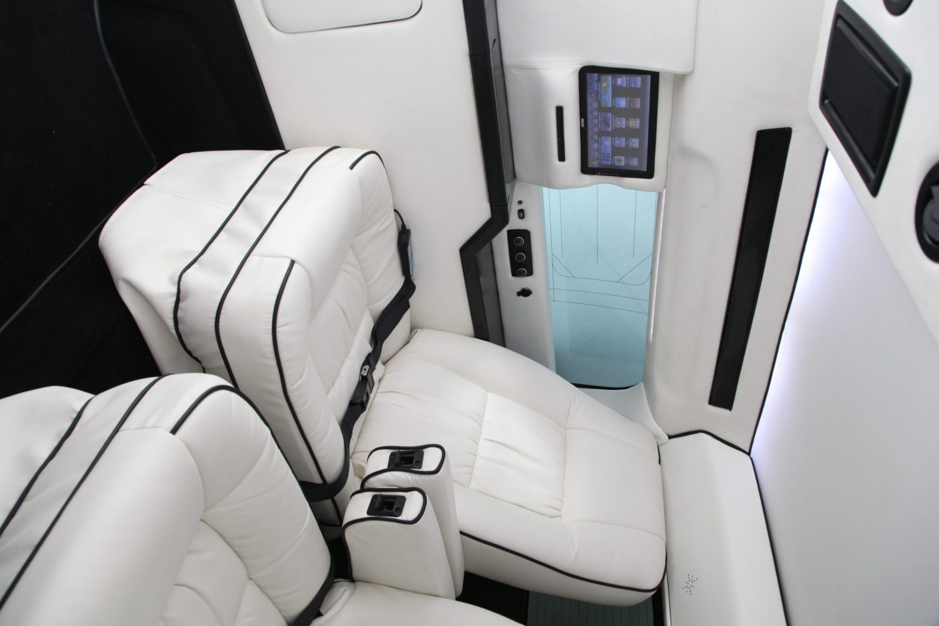 Asanti CEO Mobile Office Limousine - Interior Photo #6