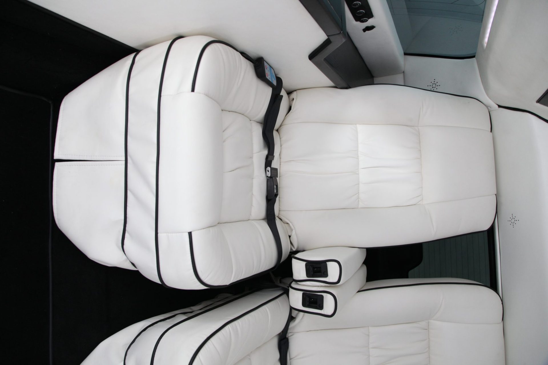 Asanti CEO Mobile Office Limousine - Interior Photo #7