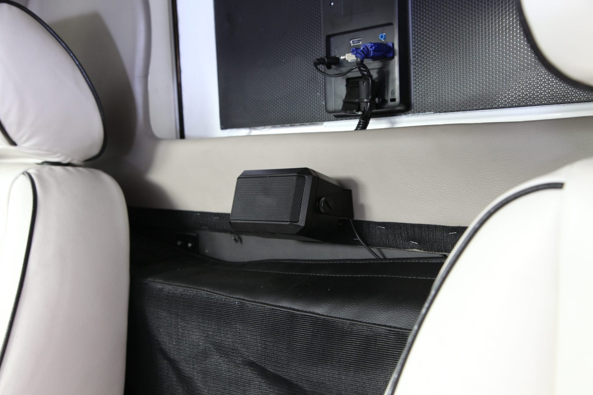 Asanti CEO Mobile Office Limousine - Interior Photo #12