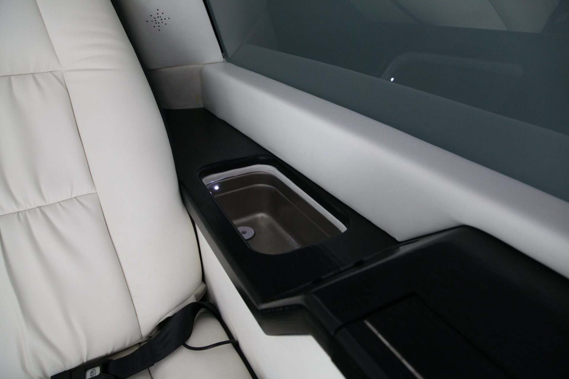 Asanti CEO Mobile Office Limousine - Interior Photo #17